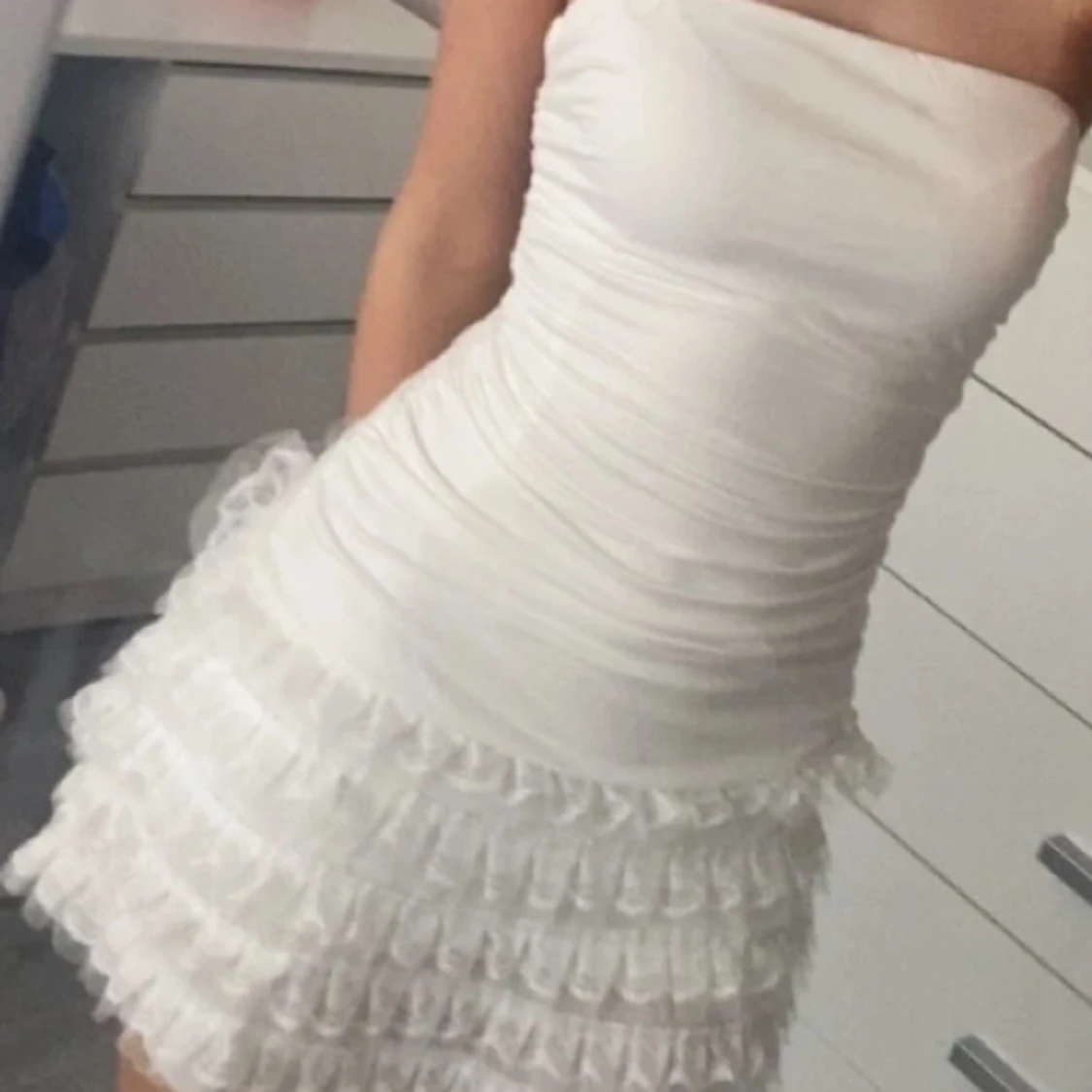 Vit axelbandslös volangklänning - 1