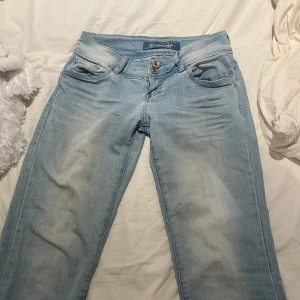 Lågmidjade jeans - Absolut dom snyggaste jeansen jag äger! Men säljer då dom tyvärr blivit för små. Innerbenslängd: ca 72 Midjemått: ca 36 💕 Pris går att diskutera vid snabb affär.