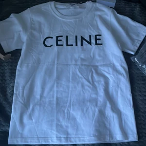 Vit t-shirt  - Säljer en klassisk vit t-shirt. T-shirten har rund halsringning och korta ärmar. Perfekt basplagg med clean look och skön passform.