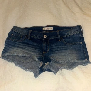 Hollister jeansshorts  - Säljer dessa lågmidjade shorts från hollister då dem var i fel storlek för mig och därför endast använda några gånger. Skriv vid frågor!💗💗