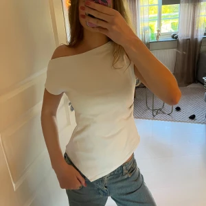 Vit offshoulder topp - Säljer en stilren vit offshoulder topp i mjukt material. Inga defekter, knappt använd 💞💞
