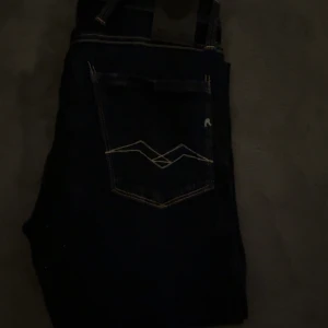 Mörkblå jeansbyxor från Replay - Tja, ja säljer mina replay jeans i färg mörk blått  pågrund av att ja int använder dom knappt använda. Ambass slim w:28 L:32 pris diskuteras