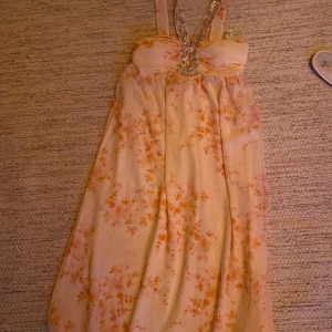 Klänning - Superfin klänning som passar perfekt nu till balen eller bara andra fina tillställningar. Inga skavanker eller defekter. Passar som en liten M. Inköpt i Dubai❤️