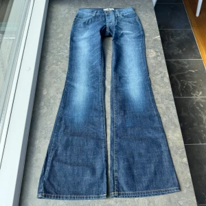 Lågmidjade jeans  - Så snygga jeans som tyvärr inte passar mig och har därför ingen bild på! Midjemått tvärsöver: 34cm Midjehöjd: 18cm Inerbens längd: 84cm💕