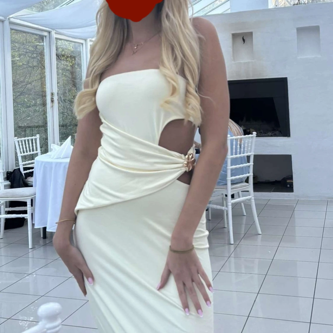 Ljusgul långklänning med cut-out och drapering - 1