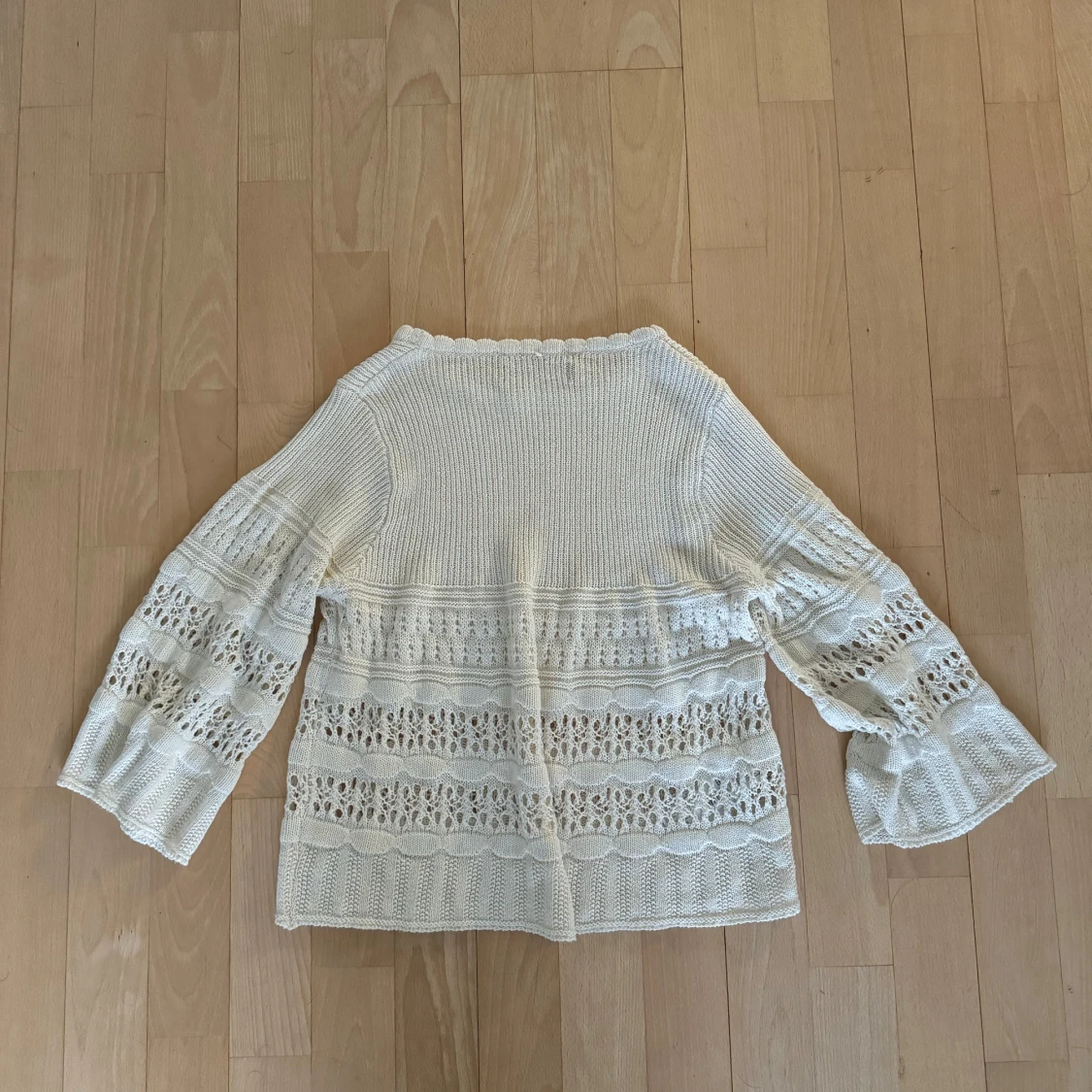 Vit-Beige stickad tröja med trekvartsärmar - 1