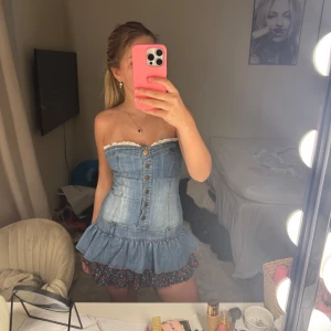 Jeansklänning med volang och blommig kjol - Skit snygg jeansklänning💕💕