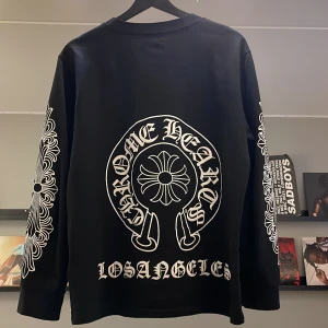 Chrome hearts longsleeve - Asfet chrome longsleeve i perfekt skick! Knappt använd och utan skador! Köpt här på plick och har aldrig använts sedan dess. Har tyvärr inget ältenhetsbevis! Passar S-M men skriv privat vid vidare frågor!