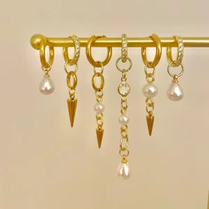 Örhängen  - Laika🩷🩷🩷🩷egengjorda örhängen gjorda med kärlek, i rostfritt stål. Säljs parvis men går att kombinera två olika örhängen i ett par.  Örhängen 119 kr/par Örhängen glitter 129 kr/par Vid egna önskemål eller kombination av både glitter och utan är det bara att fråga 