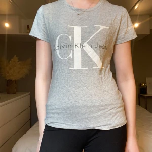 Grå t-shirt från Calvin Klein Jeans - Säljer eftersom den inte kommer till användning, har en liten defekt som du ser på bild 2 men de syns knappt💕💕 skriv vid frågor☺️☺️