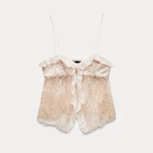 Zara topp - Intressekoll på denna sjukt snygga topp från Zara! Den säljs inte längre, har en oanvänd med lappar kvar storlek M💓