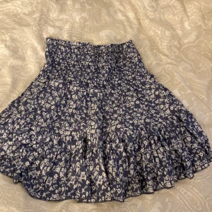 Kjol - Jättegullig blå kjol, använd en gång, är i storlek xs men stretchig så passar nog upp till m