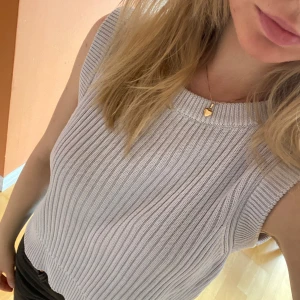 Väst - Jättefin ljuslila topp från monki i storlek S, det är lite dåligt ljus på den andra bilden men den är ljuslila💕 skriv vid frågor eller funderingar<3