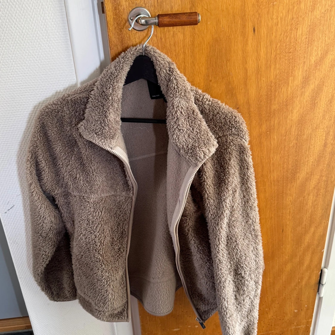 Beige teddyjacka med dragkedja