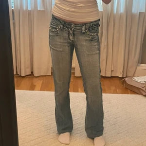 Low waist jeans  - Säljer dessa as snygga Lågmidjade jeans med snygga detaljer. Säljer för att jag ej får användning för dom och behöver pengar!! Säljer för 400 kr men pris kan kanske diskuteras. Storlek S/36/8💖💖