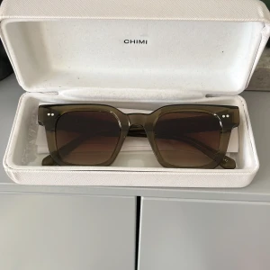 Gröna Chimis - Pris kan diskuteras! Säljer mina gröna chimi 04, storlek medium, eftersom jag inte använder dom längre. Perfekt till sommaren💕💕 !! Fodral och putsduk finns med, även påse men den är dock väldigt smutsig från smink !!