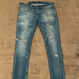 Dondup jeans  - Säljer dom här dondup George o storlek 33, dom sitter slim men inte för tight vilket är perfekt. Bra skick, alla slitningar och hål är en del av designen. För bättre bilder eller andra frågor skriv 