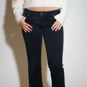 Lågmidjade bootcut jeans  - Mörka lågmidjade bootcut jeans! (produkt 013) 