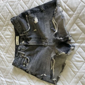 Jeansshorts  - Jeansshorts från zara i bra skick💕Midjemåttet är 72💕