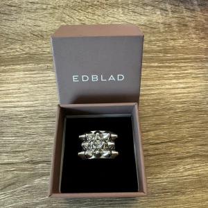 Edblad - Peak Ring Steel - Edblads peak ring steel i färgen silver och storleken L = 18.50 mm. Ringen är i bra skick inga synliga tecken på användning, säljer då jag nyligen valt att byta till guld! Lådan medföljer!😊💕Finns ute på fler ställen (är inte såld så länge annonsen fortfarande uppe)