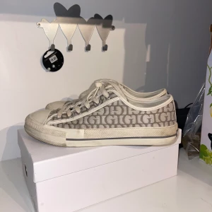 Guess skor - Skor från guess, använda fåtal gånger. Lite smutsiga men går enkelt att tvätta bort. Nypris 1150kr. Väldigt bra skick!