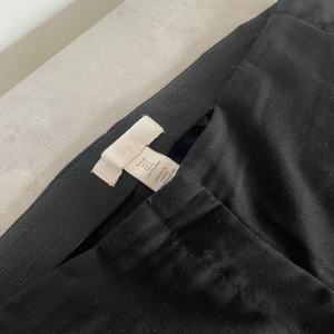 Svarta kostymbyxor - Svarta kostymbyxor köpta på H&M i USA. Strl.44 men skulle mer säga 42, bra längd och med lagom ”bootcut”. Verkligen skönaste byxorna. 