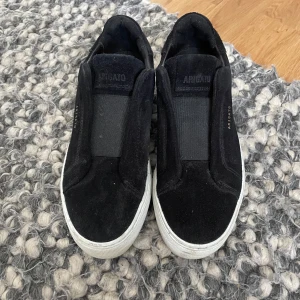 Axel Arigato Clean 360 laceless  - Tjena , säljer ett par feta Axel Arigato skor i storlek 37 . De sitter lite smått så skulle rekommendera att du har storlek 36 eller 36,5 .Modellen heter clean 360 Laceless . Dom har blivit använda minimalt och har inga tydliga spår på användning . Köpte dom för 2700 kr . Skriv om ni undran något om skorna !!!