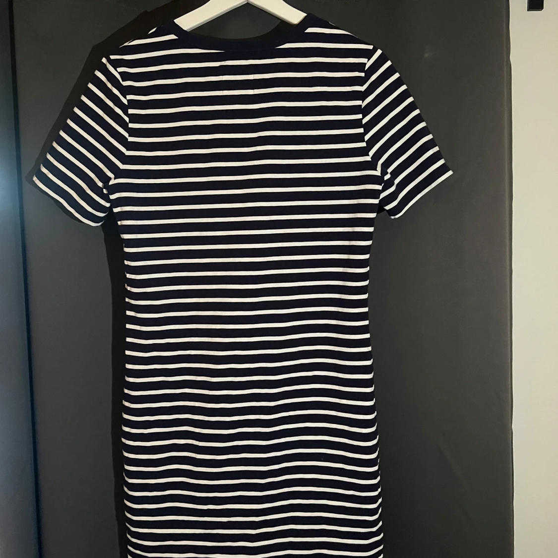 Randig klänning med spetsdetalj från Superdry - 1