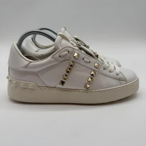 VALENTINO ROCKSTUD SNEAKERS - Valentino rockstud sneakers - Skick: 9/10 - Storlek 35,5 sitter som 36  - Tillbehör: Enbart skorna - Nypris 7700kr - deluxecloset 