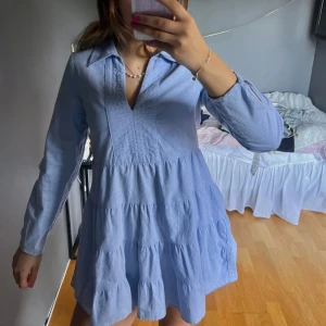 Ljusblå klänning med krage - Säljer en söt ljusblå klänning med krage och långa ärmar. 