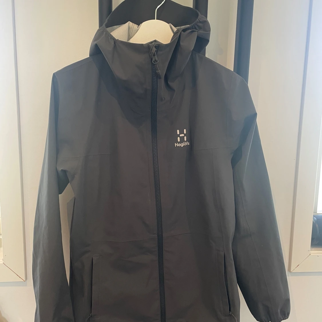 Grå vindjacka från Haglöfs