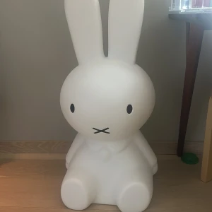 Stor Miffy lampa - Säljer en stor Miffy lampa från Mr Maria. Lampan är formad som den klassiska kaninen Miffy och är helt vit med svarta detaljer för ögon och mun. Perfekt som dekorativ detalj i barnrummet eller som cool inredningsdetalj. Sladd ingår ej men är enkel att få tag på. Orginal pris 800kr. Pris kan diskuteras!
