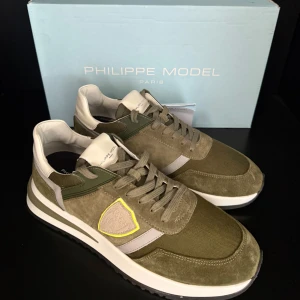Philippe Model  - Snygga sneakers i olivgrönt från Philippe Model med detaljer i mocka och mesh.  Aldrig använda Skick 10/10 Storlek 42 men passar även 43