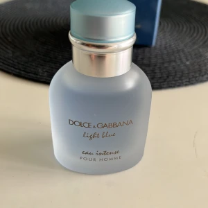 Dolce & Gabbana Light Blue Eau Intense Pour Homme 50ml - Fräsch herrparfym från Dolce & Gabbana, Light Blue Eau Intense Pour Homme. Doften är modern och maskulin med marina och citrusaktiga toner. Cirka 1 år gammal och bara använt den typ 2 gånger. Alltså nästan helt full(se bild). Har ej stått i solljus eller stått framme så den är i bra skick.