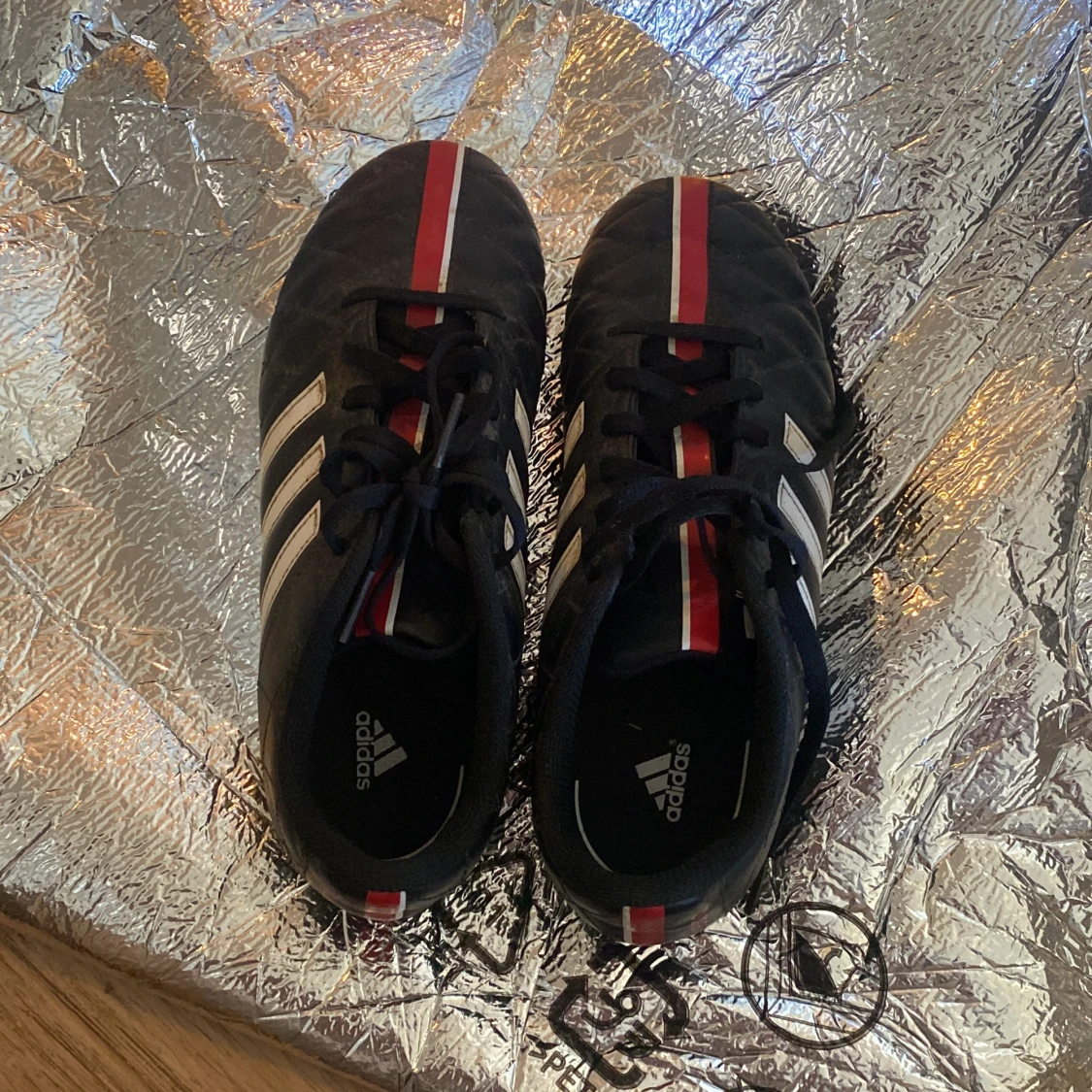 Adidas fotbollsskor med röd och vit detalj