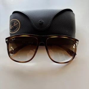 Ray-Ban Boyfriend - Ett par riktigt goa Ray-Ban Boyfriends i väldigt bra skick där fodral och tvättduk ingår! Storlek 60/15