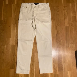 Polo Ralph Lauren ”boyfriend chinos” - Säljer ett par vita chinos från Polo Ralph Lauren i modellen The Boyfriend Chino. Byxorna har raka ben, klassiska fickor fram och bak samt stängs med knapp och dragkedja. Tillverkade i mjuk bomullstwill. Ifall mer frågor skriv gärna! Mvh