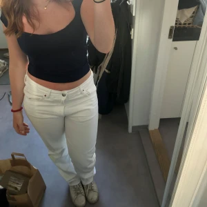 Vita raka jeansbyxor - Säljer ett par vita jeansbyxor med baggy passform från bikbok