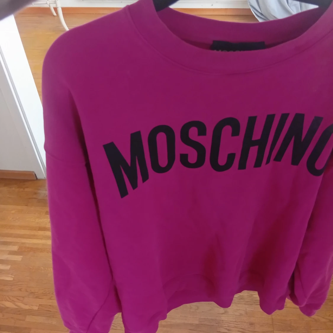 Cerise sweatshirt från Moschino