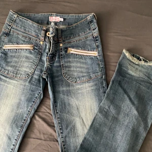 Blåa jeans - Blåa jeans lite slitna men super fina. Pris kan diskuteras 