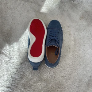 Christian Louboutin skor - Ett par as snygga Christian Louboutin skor i storlek 39 men passar som 40, om du vill ha ett par stilrena skor till sommarn  så är det här skorna för dig🔥priset går att diskutera✌️