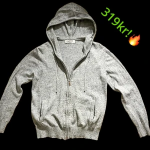 Grå hoodie med dragkedja från Zadolo - Säljer en riktigt snygg grå hoodie från Zadolo i storlek Xs! Bra skick och bra pris! Kan diskutera pris vid snabb affär! Dragkedja går inte dra ned hela vägen tyvärr!