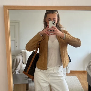 Brun mockajacka med dragkedja - Säljer en snygg brun mockajacka med dragkedja framtill och fickor. (ej äkta mocka)