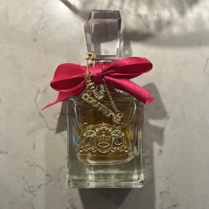 Viva la juicy parfym 50ml - Helt oanvänd parfym som jag säljer efter att jag fick den i present men inte riktigt är min smak på parfymer. Original förpackning och har endast använt 1 sprut för att lukta på den. Annars är den helt felfri. Originalpriset är ca 850kr💕
