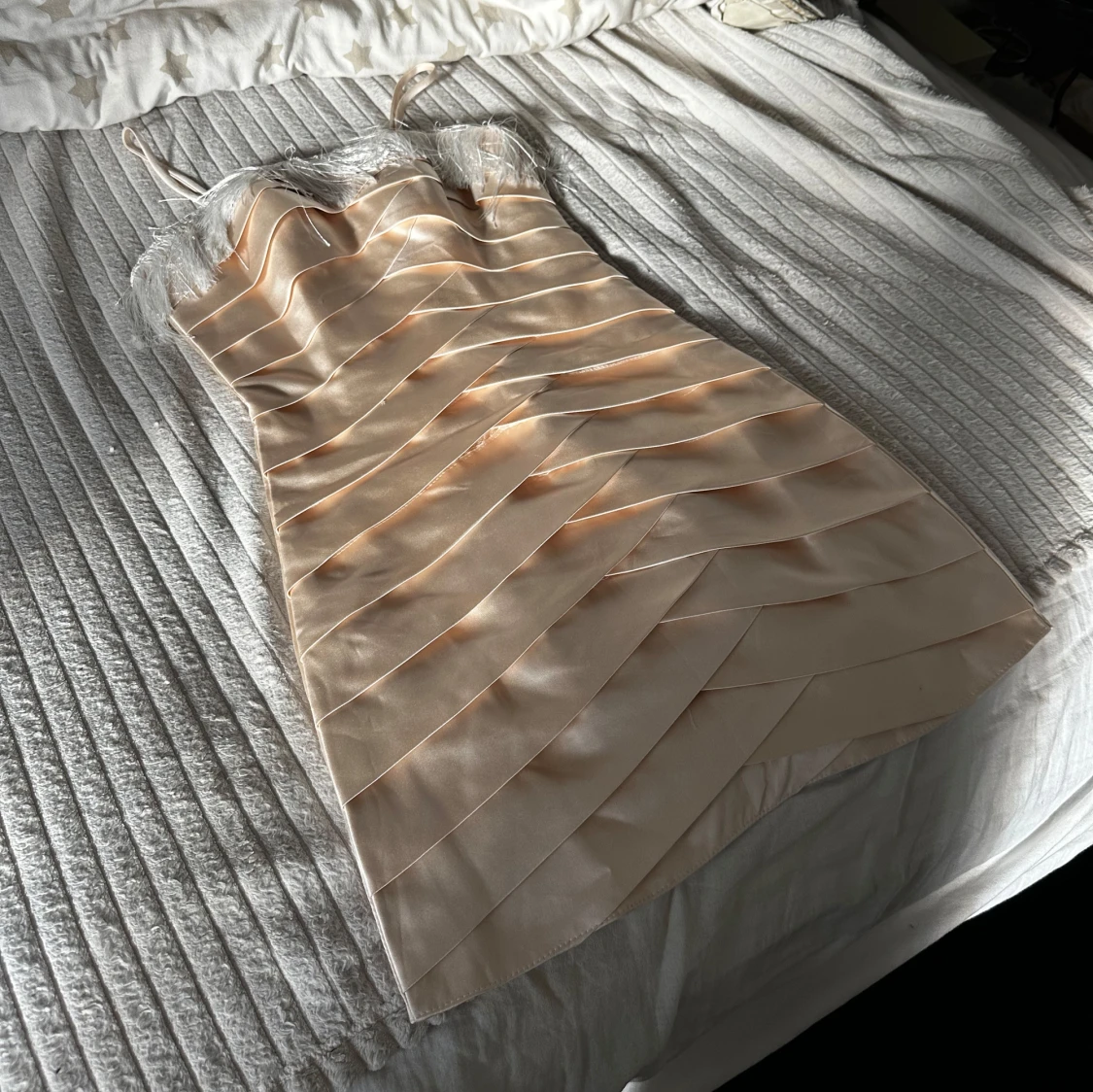 Champagnefärgad miniklänning med fransdetalj