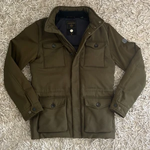 Scotch & Soda Cardigan Fieldjacket: S - Säljer en sjukt fet unik cardigan filedjacket från Scotch & Soda. Jackan är i perfekt skick. Den är Storlek S och sitter som S. Jackan är perfekt som vårjacka, höst jacka samt för att användas på sommarkvällar. Jackan har även en luva som fälls ut från kragen baktill. För fler funderingar är det bara att höra av sig😊