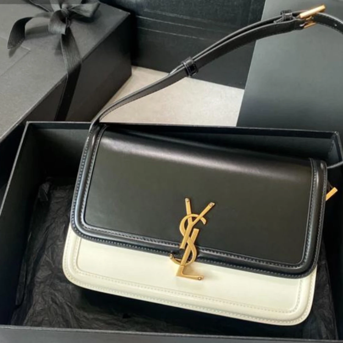 Svart och vit axelväska från Saint Laurent