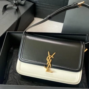 Svart och vit axelväska från Saint Laurent - Snygg axelväska från Saint Laurent i svart och vitt med guldigt YSL-emblem framtill. Vill du köpa eller veta mer? Skriv till oss på Instagram: @glow_cery_ Vi säljer den inte direkt via Vinted, så skriv gärna där istället 💌