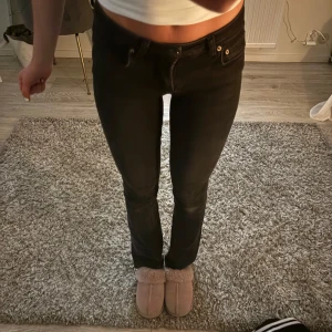 svarta lågmidjade jeans  - Säljer mina svarta jeans från Zara som är helt slutsålda. Använda men väldigt bra skick ändå, skriv privat för fler bilder. Passar mig som brukar ha 34 i jeans men är i st 32. Inga defekter alls💕💕