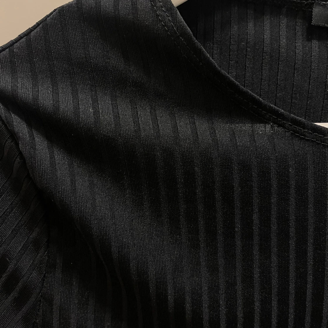 Svart ribbad croppad topp från NLY One - 3